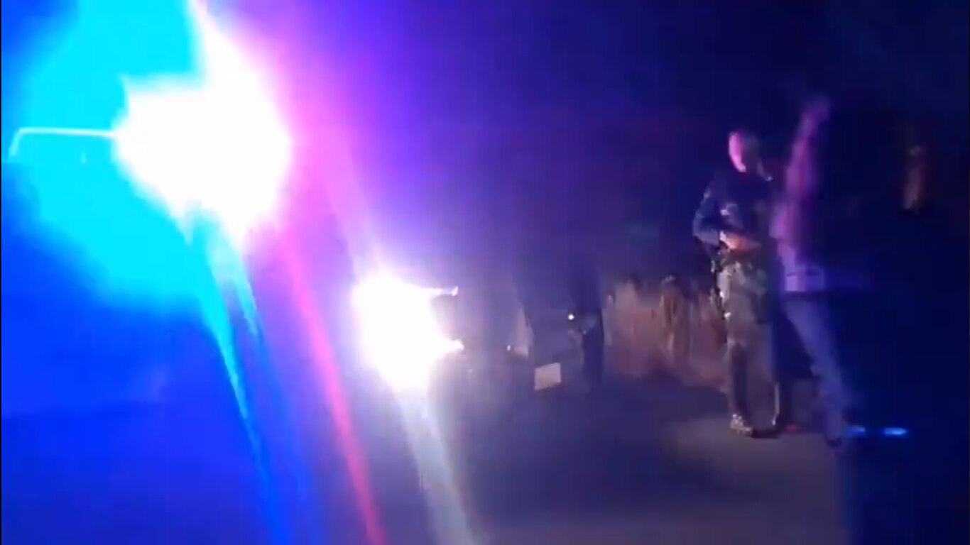 Mujer muere tras impactar su vehículo contra una camioneta abandonada