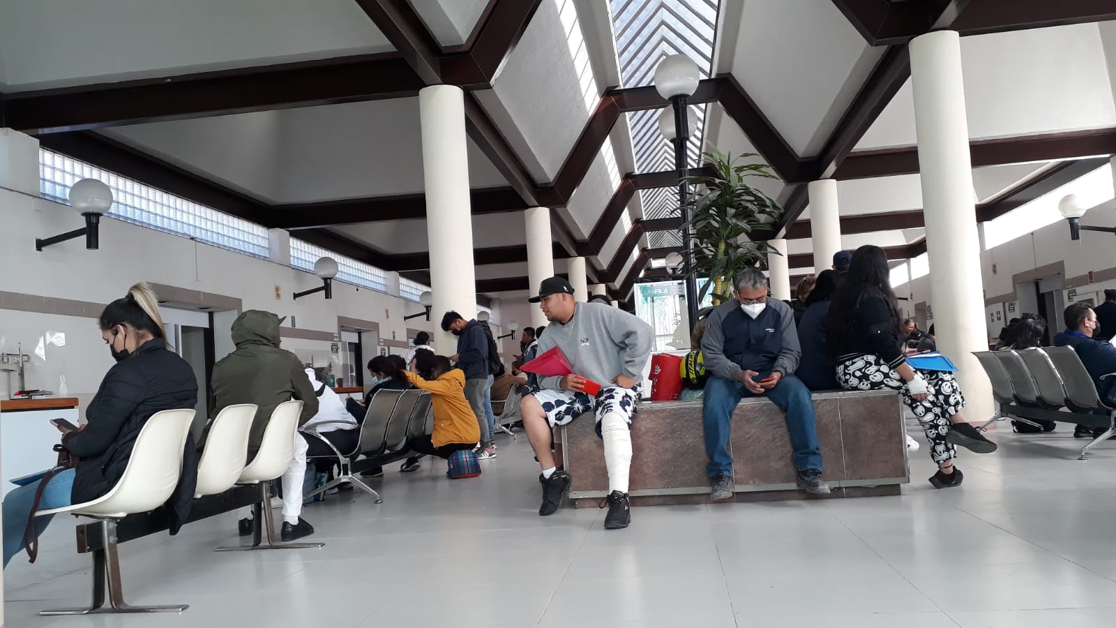 Clínica del IMSS Querétaro se queda sin luz; suspendieron servicios médicos