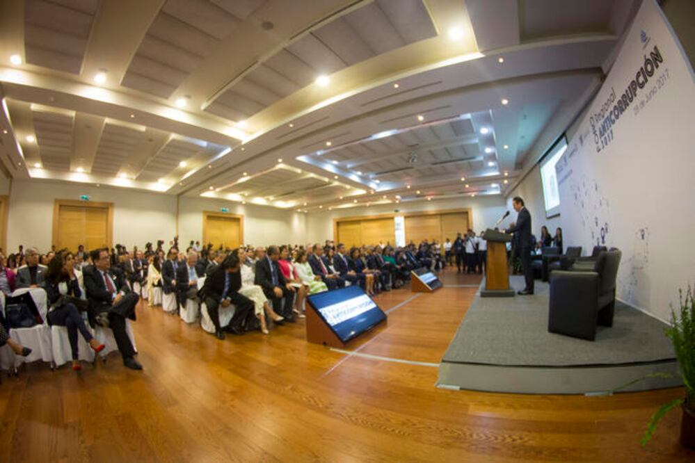 Durante el encuentro organizado por la Confederación Patronal de la República Mexicana (Coparmex), el gobernador participó en la firma de un convenio para la entrega de certificaciones anticorrupción a las empresas (LUIS SÁNCHEZ. EL UNIVERSAL)