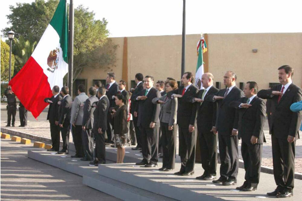 Encabeza gobernador Honores a la Bandera