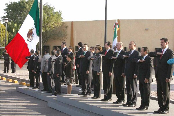 Encabeza gobernador Honores a la Bandera