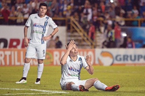 Molesta a Nacho Ambriz desempeño