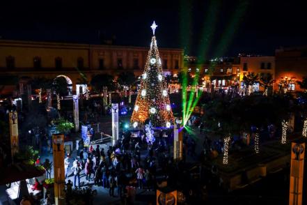 Así se vive ya la Navidad en Querétaro; con arbolitos, luces y pista de hielo 