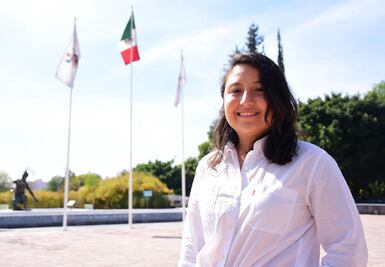 Egresada de la UAQ es premiada