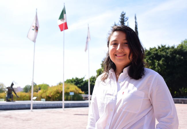 Egresada de la UAQ es premiada