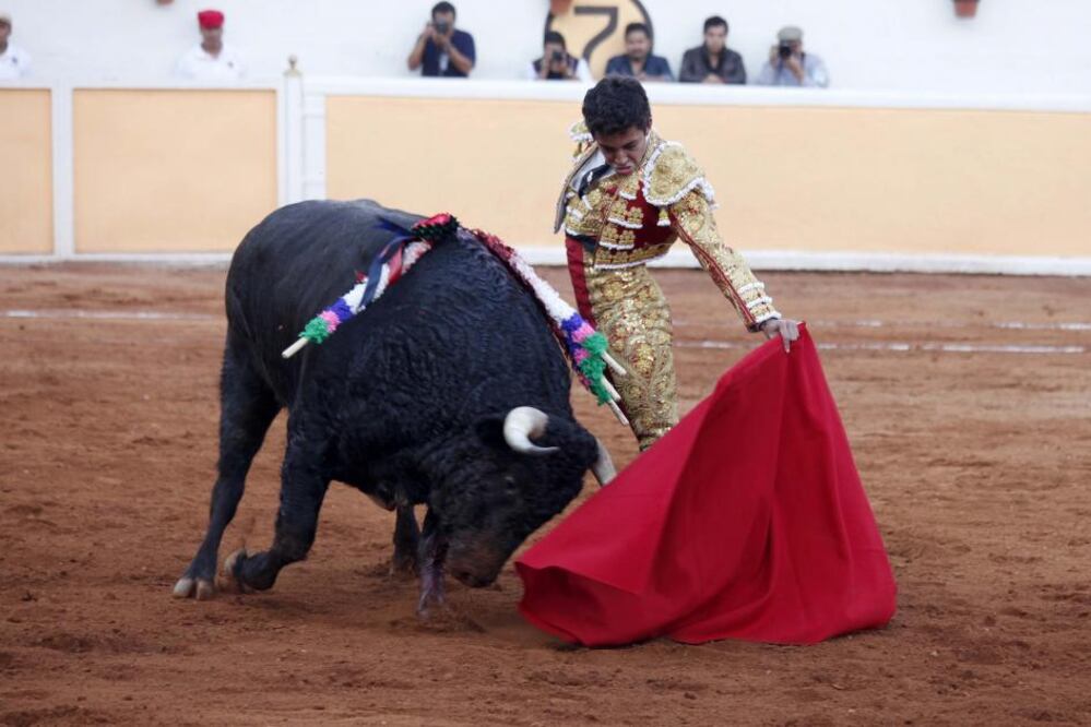 El trigésimo aniversario de la plaza de toros Juriquilla resplandeció con un nuevo rostro, la juventud demostró entrega y Leo Valadez fue el gran triunfador al cortar tres orejas y salir en hombros, el joven hidrocálido le hizo justicia a la gran campaña que ha tenido en España.
