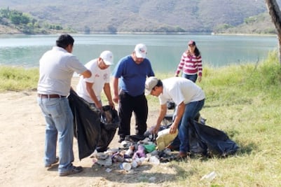 Realizan limpieza en presa de Jalpan