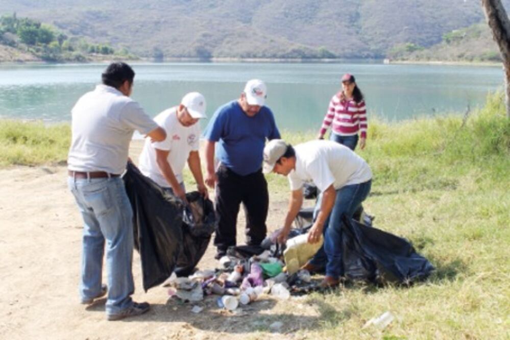 Realizan limpieza en presa de Jalpan