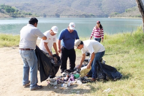 Realizan limpieza en presa de Jalpan