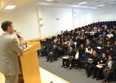 Capacitando a policías en DH