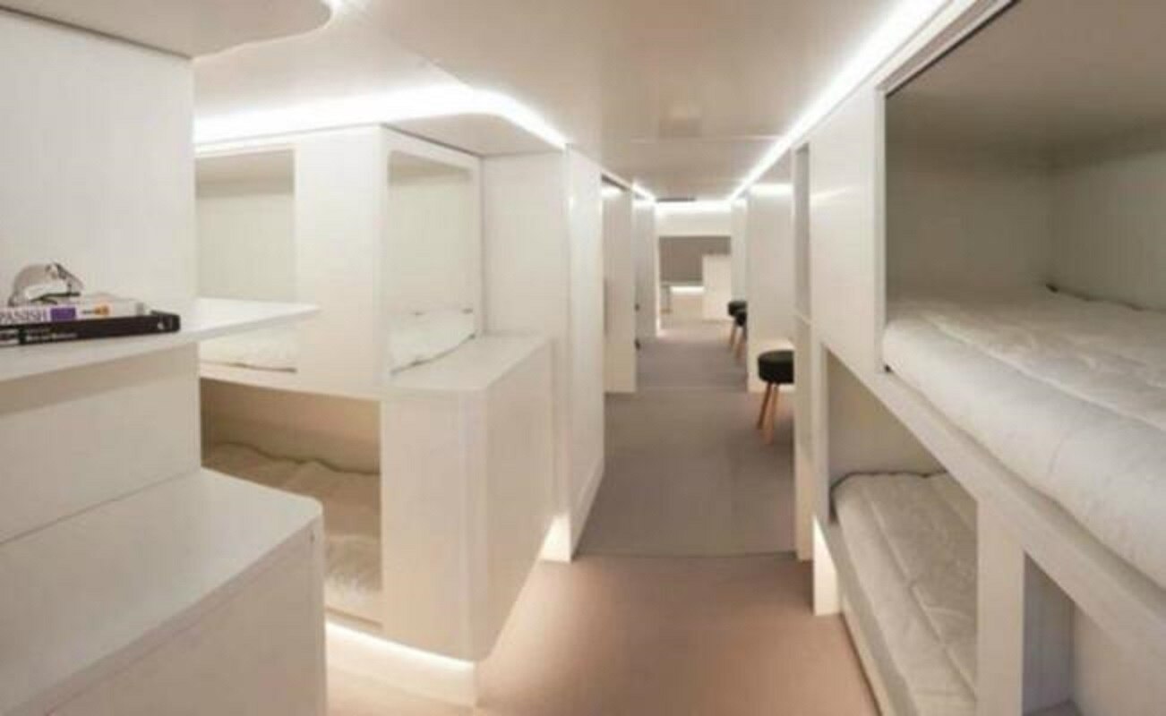 ¿Dormirías en una cama, pero en la zona de carga del avión?