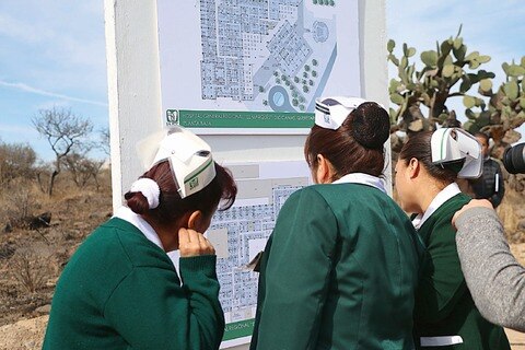 El Marqués coloca la primera piedra 