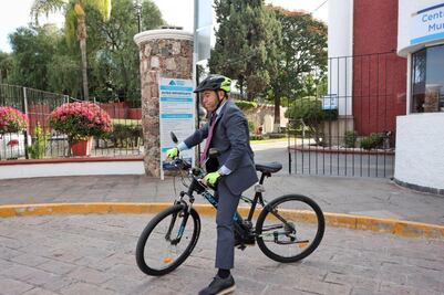 Alcalde de Corregidora llega en bici a la oficina para conmemorar el Día Sin Automóvil