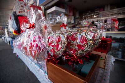 En Querétaro, otorgan 70 permisos para la venta en vía pública por San Valentín