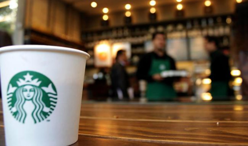 Starbucks desafía a Trump; contratará a 10 mil refugiados
