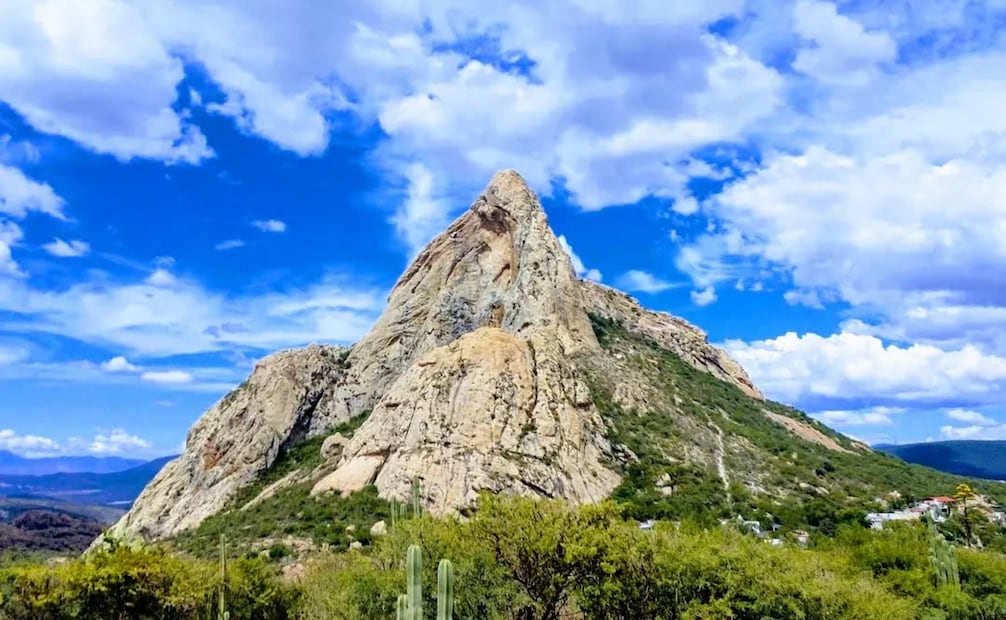 VIDEO. Así se ve desde la cima de la Peña de Bernal. Foto: @artimonqui, Instagram