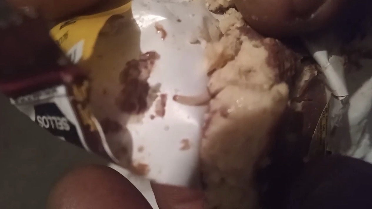 Video. Hallan gusanos dentro de un mazapán; sucedió en Querétaro