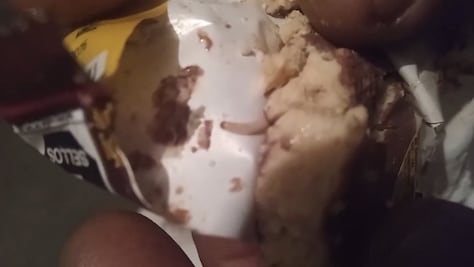 Video. Hallan gusanos dentro de un mazapán; sucedió en Querétaro