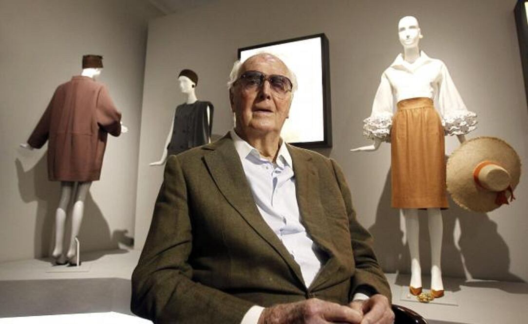 Fotografía de archivo del 17 de octubre de 2014 que muestra al diseñador francés Hubert de Givenchy, mientras posa frente a sus creaciones durante una entrevista. Foto: EFE