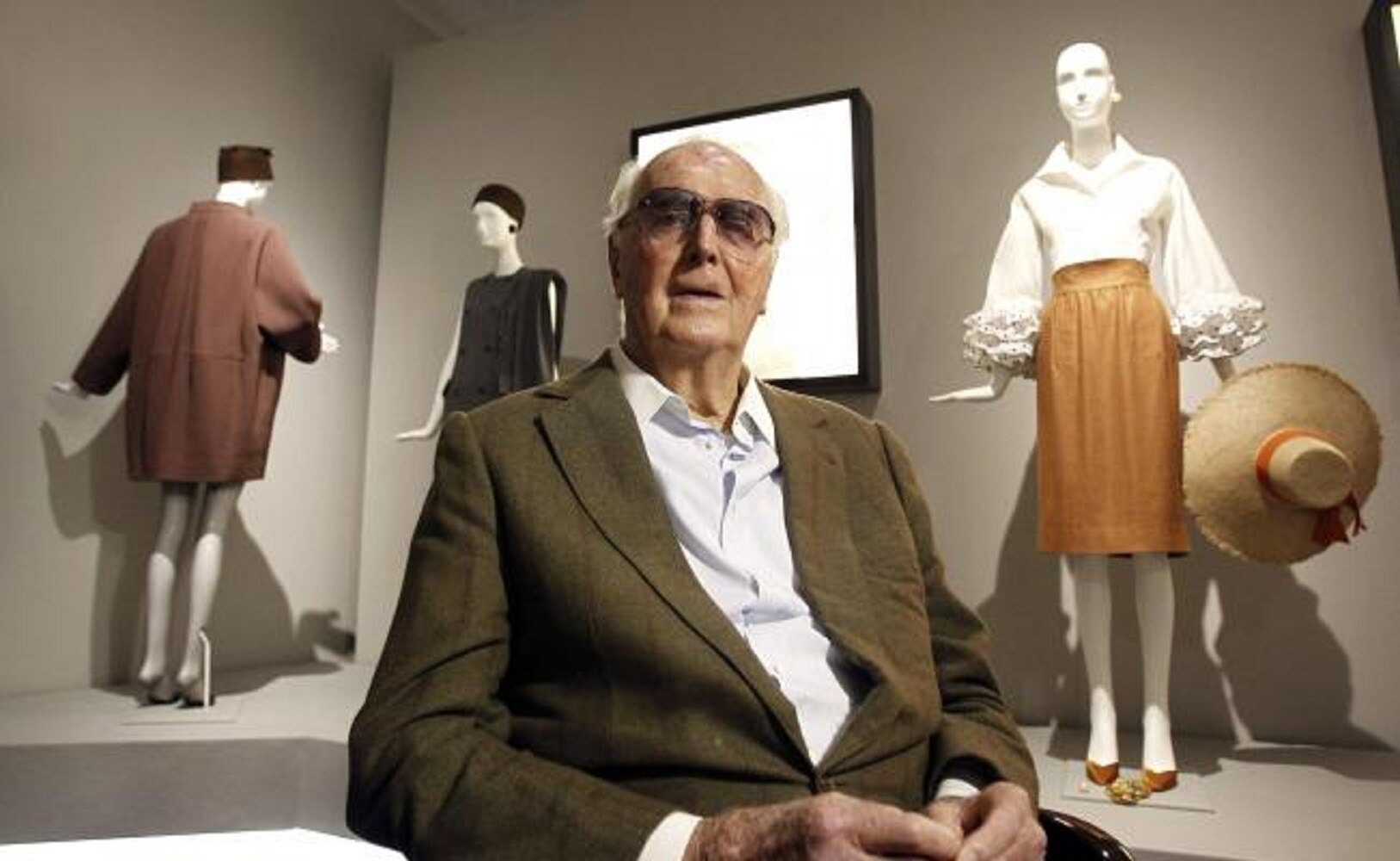 Fotografía de archivo del 17 de octubre de 2014 que muestra al diseñador francés Hubert de Givenchy, mientras posa frente a sus creaciones durante una entrevista. Foto: EFE
