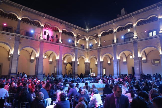 Artistas disfrutan brindis navideño