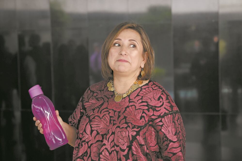 Xochitl Gálvez, senadora panista, celebra la austeridad y toma como como diversión lo que para otros es suplicio. Lleva su recipiente para agua y confía en que con las medidas de los legisladores morenistas pueda bajar de peso. (Juan Carlos Reyes/El Univ)