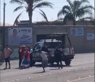 Video. Con todo y esposas, hombre escapa de la policía y le dan "raite"