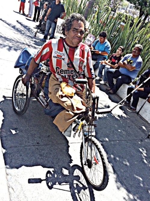 Un indigente despidió al amigo que nunca conoció