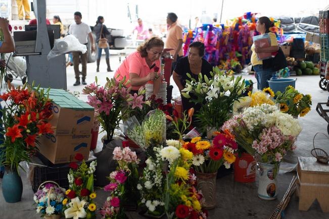 Daesy Hinojosa ofrece apoyo a locatarios de El Tepe