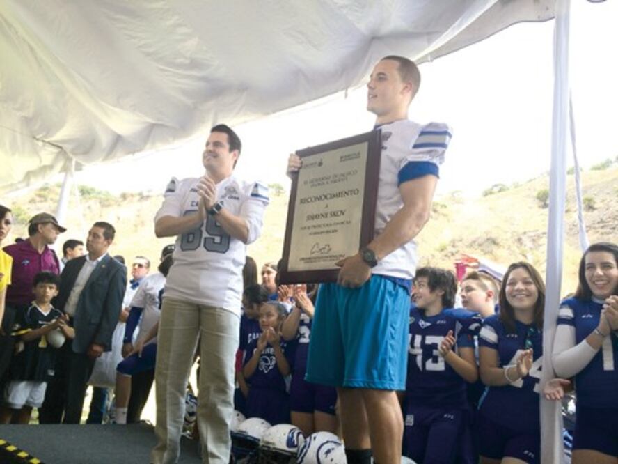 Shayne Skov motiva a jóvenes deportistas