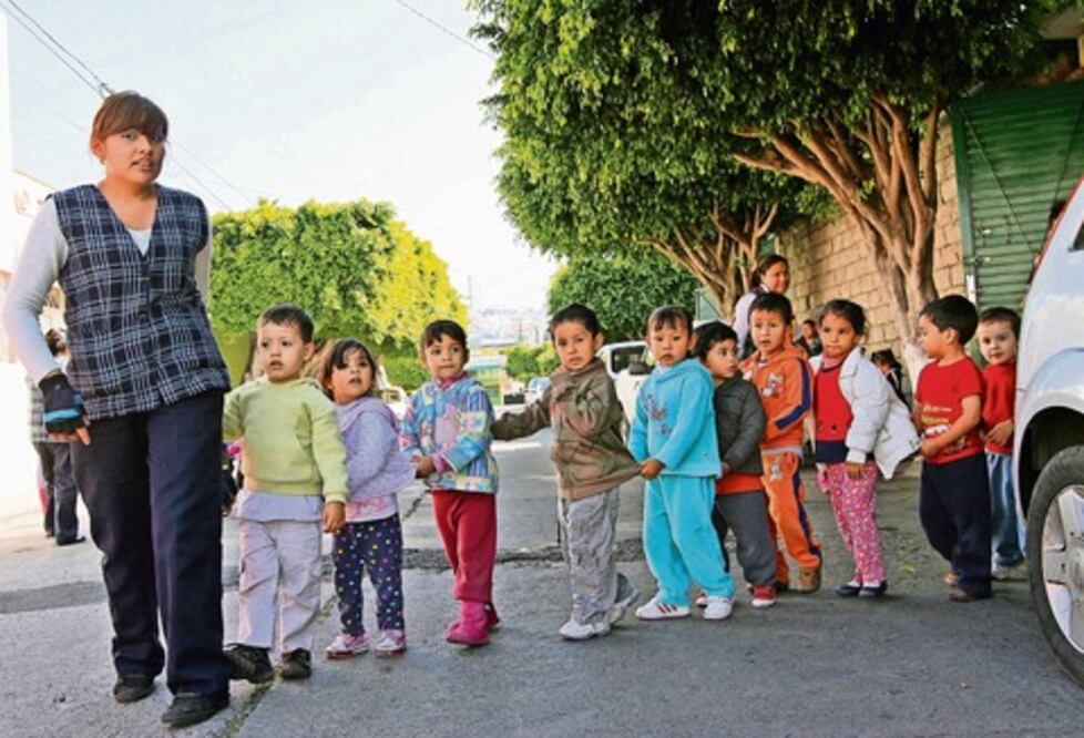 Bomberos participan en simulacro con guarderías