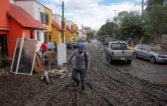 En la colonia Manantiales, en San Juan del Río, hubo más de 470 viviendas afectadas, por ello las familias limpian sus pertenencias e intentan salvar lo que más puedan de su patrimonio (FOTOS: LUIS SÁNCHÉZ. EL UNIVERSAL)