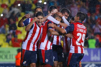 Cruz Azul golea; Chivas apenas pasa