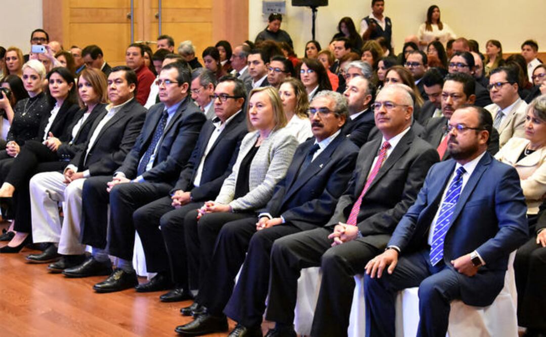 El edil de Querétaro, Marcos Aguilar Vega, entregó el Distintivo Municipal Equilibrio Trabajo-Familia a 39 centros de trabajo (ESPECIAL)