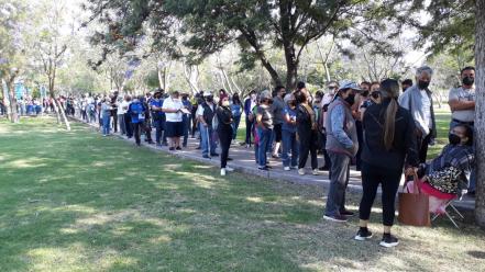 Con largas filas y sin atención especial, así avanza en Querétaro la vacunación de adultos mayores