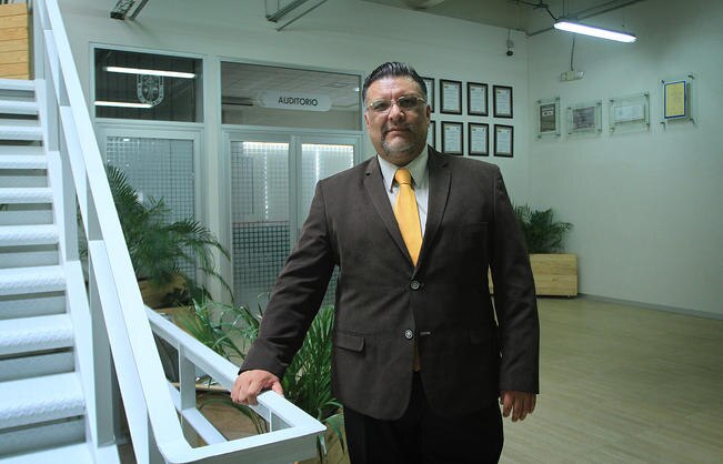 Gerardo Pérez aseguró que se mantendrá respetuoso ante esta situación, pues antes de emitir un juicio debería de conocer los estatutos, las convocatorias y el protocolo de las actas del Colegio de Litigantes. Foto: Luis Sánchez