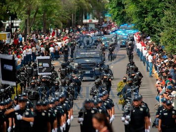Abarrotan las calles para asistir al Desfile Cívico Militar por el 215 aniversario de la Independencia de México