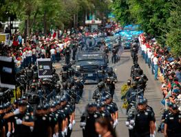 Abarrotan las calles para asistir al Desfile Cívico Militar por el 215 aniversario de la Independencia de México