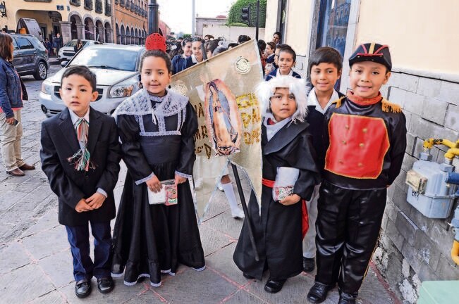Diversos menores acudieron a eventos disfrazados de personajes emblemáticos de la Independencia, como Josefa Ortiz, Miguel Hidalgo e Ignacio Allende (RICARDO LUGO. EL UNIVERSAL)