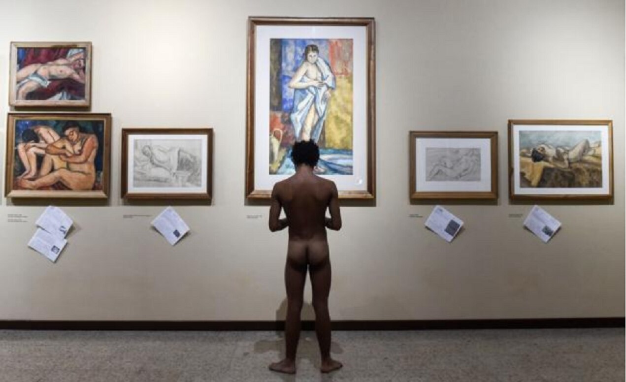 Nudistas visitan museo en Medellín