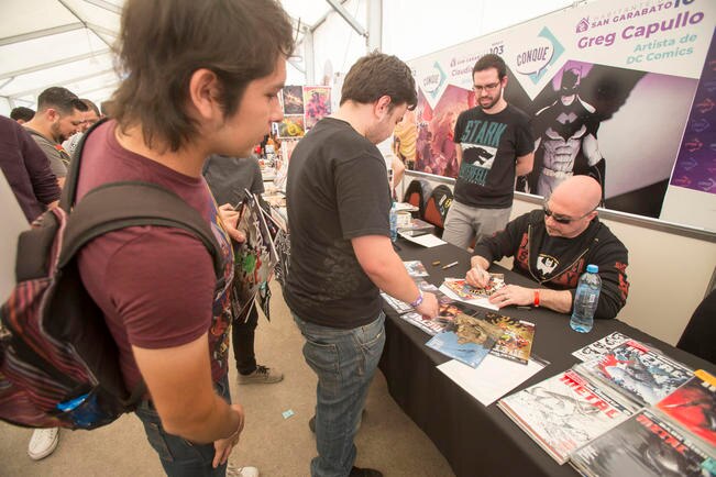 Capullo y Young hacen garabatos para los fans