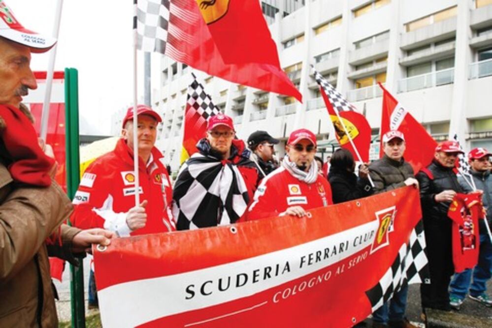 Fanáticos “festejan” a “Schumi”