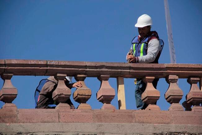 Prevén fortlecer el basamento, sustituir balaustres, limpiar columnas, rescatar el pasamanos y mejorar el sistema de iluminación ()