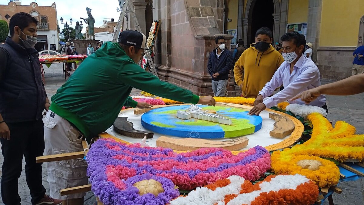 Llegan desde Iztacalco para celebrar a la Santa Cruz en Querétaro