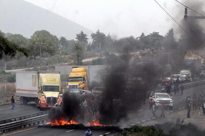 Presuntos "huachicoleros" bloquean autopista Puebla-Orizaba tras operativo