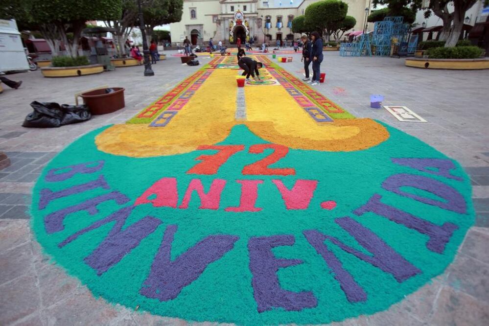 La Virgen de El Pueblito pasa una vez al año por un tapete hecho con más de 240 kilos de aserrín de colores, realizado con mucha pasión