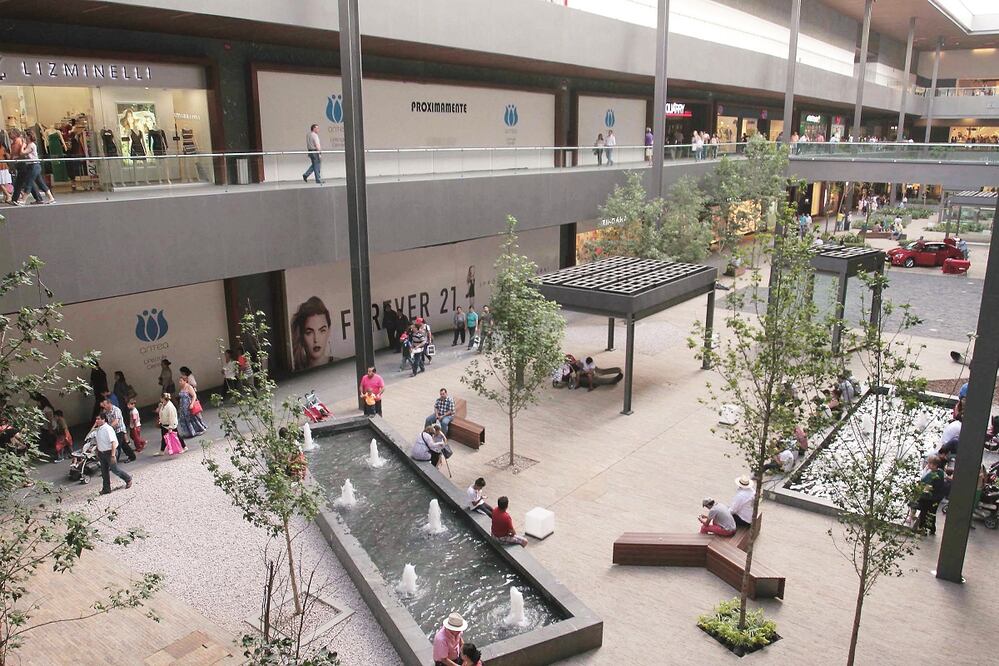 Usuarios comentaron a EL UNIVERSAL Querétaro que desde hace  varias semanas  la plaza pone y quita las máquinas para validar los boletos.