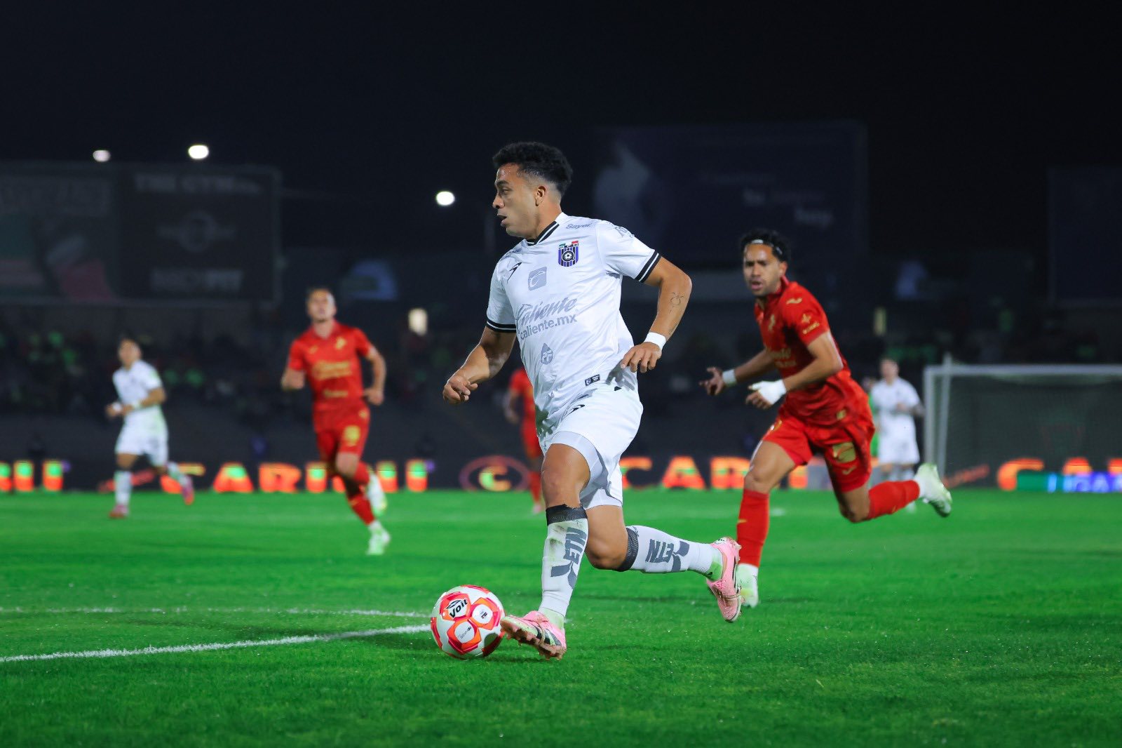 Gallos Blancos vence a Bravos de Juárez