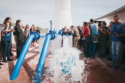 Entrega Domínguez nuevo Centro de Salud