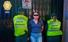 Detienen a mujer que intentó pagar con billetes falsos en CDMX; llevaba actas de nacimiento y pasaportes apócrifos